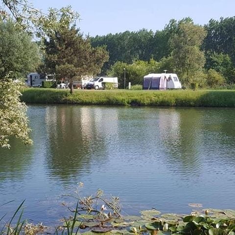STAANPLAATS - Standplaats - Privilege pakket - elektriciteit 6A+ aan de rand van de vijver - Campingplaats - Privilege pakket
