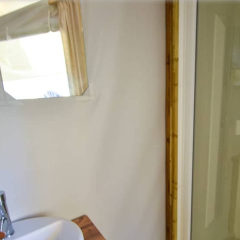 Safaritent 4 personen - Lodge 2 trèfles 2 slaapkamers, 1 badkamer met douche