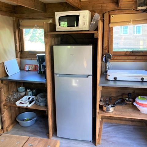 Chalet 4 personen - De hut met sanitaire voorzieningen. Aankomst 16.00 uur Vertrek 10.00 uur. Max