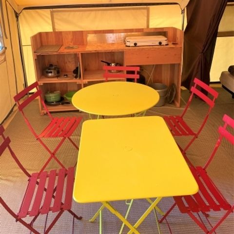 Safaritent 5 personen - 2-slaapkamer Pilotis tent. Aankomst 16.00 uur Vertrek 10.00 uur. Max