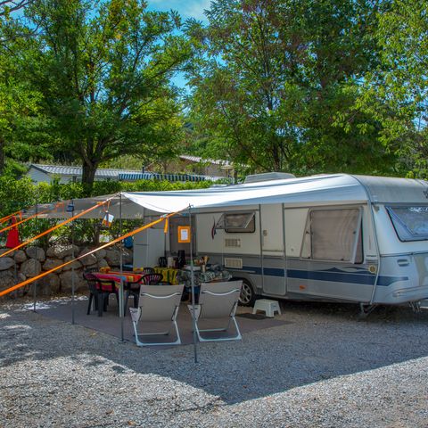STAANPLAATS - Tent, caravan of camper + voertuig + 10 Ampère elektriciteit.