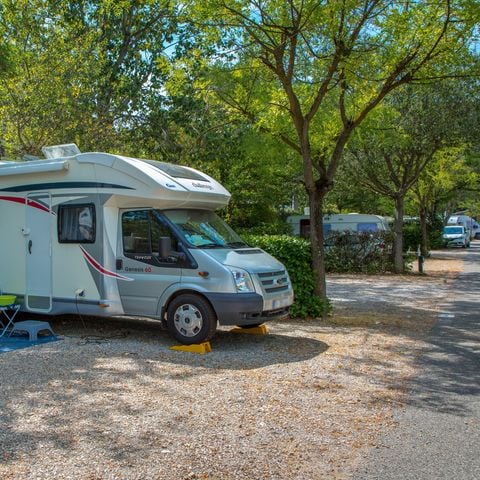 STAANPLAATS - Tent, caravan of camper + voertuig + 10 Ampère elektriciteit.