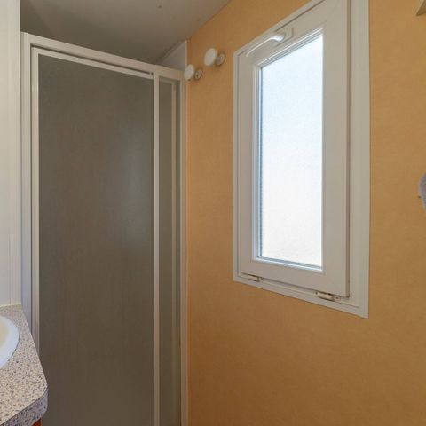 Stacaravan 6 personen - Comfort | 3 slaapkamers | 6 slaapplaatsen | Halfoverdekt terras | 1 badkamer | Airconditioning