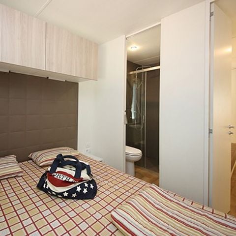 Stacaravan 4 personen - Comfort XL | 2 Slaapkamers | 4 Pers | Verhoogd terras | Airconditioning