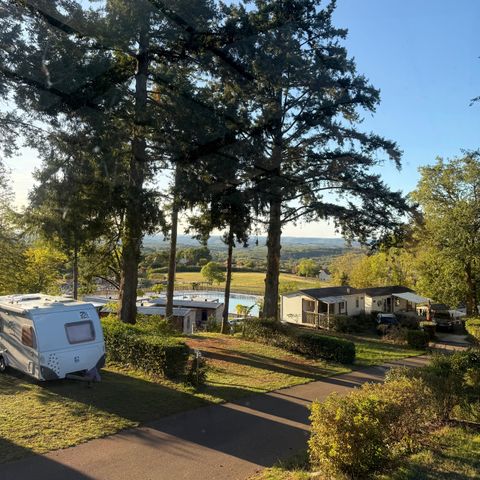 Kampeerplaats - Prestige standplaats 100m² - 10A + water en afvoer
