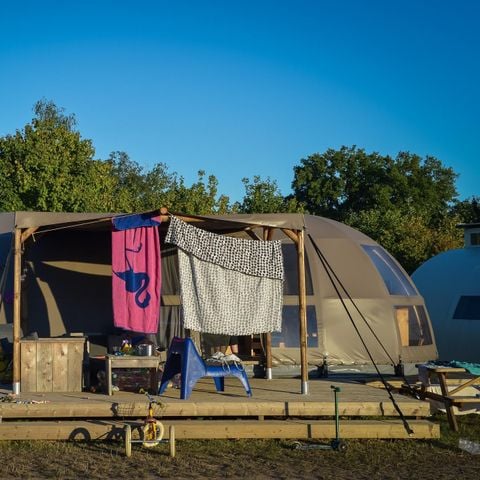 Tent 4 personen - Riverdome met privé sanitair en hottub