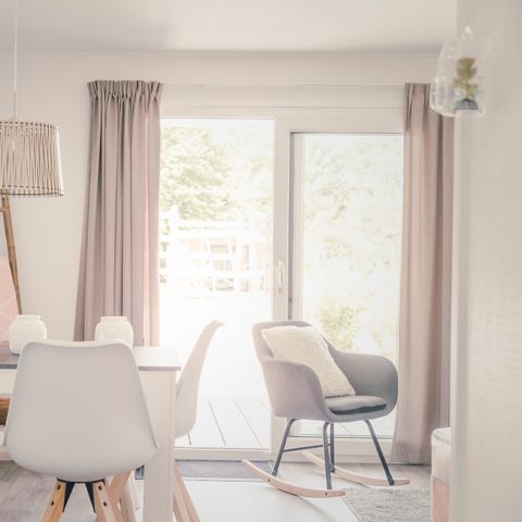 VAKANTIEHUIS 30 personen - 6x bungalette met veranda