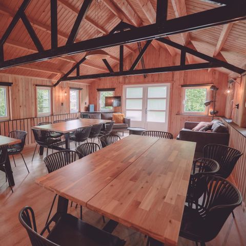 Tiny House 16 personen - Groepsverblijf blokhut + 4 vierpersoons tiny houses (16 personen)