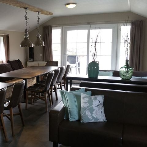 Lodge 16 personen - Groepsverblijf groepslodge + 4 vierpersoonslodges (16 personen)