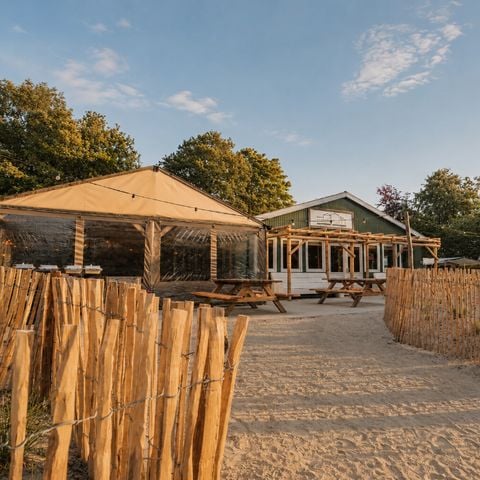 Groepsaccommodatie 24 personen - Groepsverblijf Strandhuis + 4 vakantiewoningen (24 personen)
