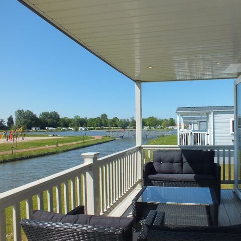 Stacaravan 4 personen - met terras aan het water