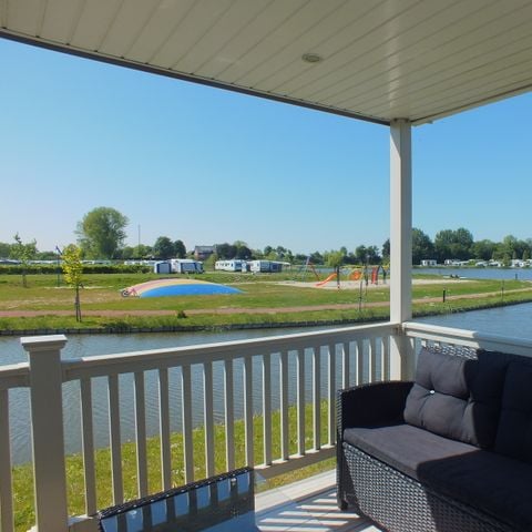 Stacaravan 4 personen - met terras aan het water