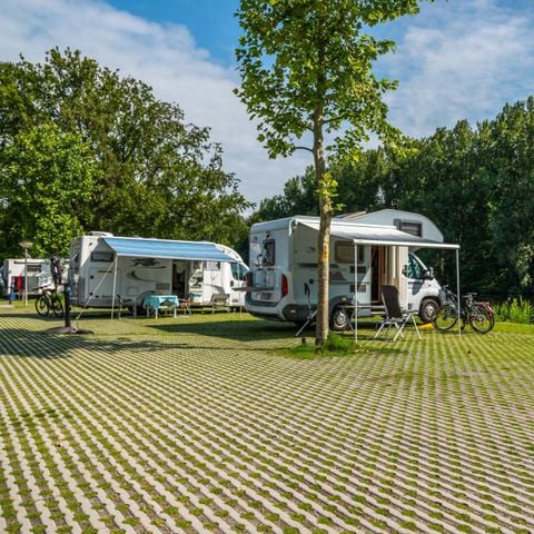 STAANPLAATS - Camperplaats Comfort aan het water