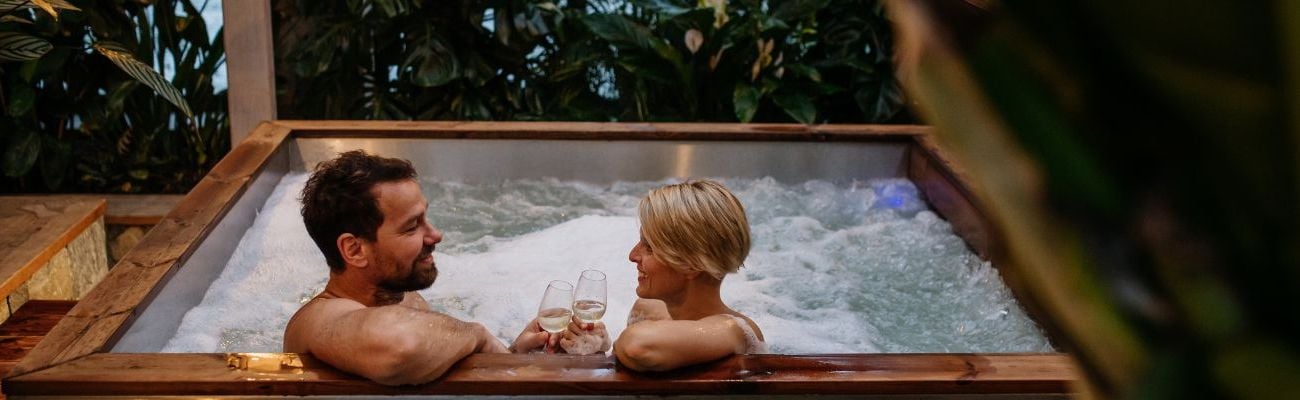 Huisje met hottub of bubbelbad buiten