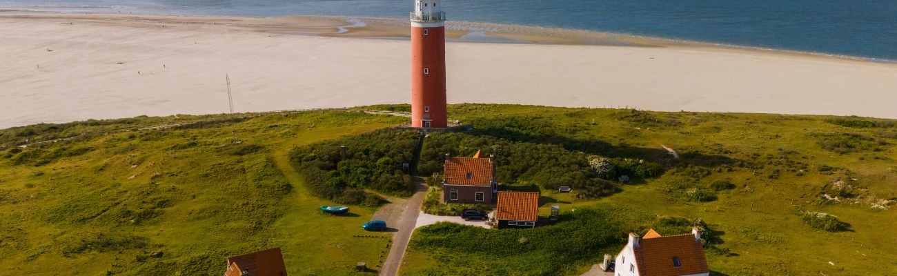 Beeld van overview huisjes en vuurtoren Texel